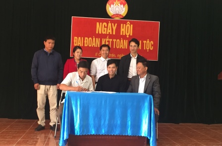 Các đồng chí lãnh đạo tỉnh, đại diện Ủy ban MTTQ Việt Nam huyện, UBND xã chứng kiến các bản ký giao ước thi đua năm 2021.