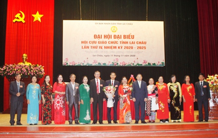 Các đại biểu tặng hoa chúc mừng Ban Chấp hành Hội Cựu giáo chức tỉnh lần thứ IV, nhiệm kỳ 2020 – 2025.