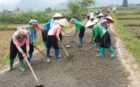 Nhân dân xã San Thàng, thành phố Lai Châu góp công làm đường giao thông nội đồng