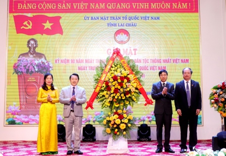 Đồng chí Lê Văn Lương – Phó Bí thư Thường trực Tỉnh uỷ tặng lãng hoa chúc mừng tại buổi Gặp mặt.