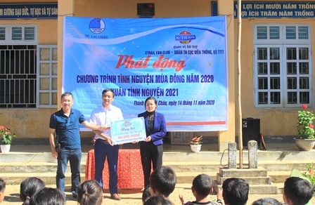 Đại diện Câu lạc bộ XTRAIL FAN CLUB trao quà cho điểm trường Tiểu học Trung Chải (xã Sùng Phài, thành phố Lai Châu).