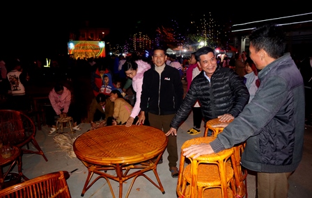Sản phẩm bàn, ghế của hợp tác xã mây tre đan Bản Giang (xã Bản Giang, huyện Tam Đường) thu hút du khách tại phiên chợ đêm
