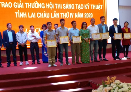 Đ/c Giàng Thị Hoa - Phó Chủ tịch TT Hội Liên hiệp KH & KT tỉnh, Phó trưởng ban tổ chức Hội thi trao giải nhất, nhì, ba cho các tác giả đạt giải.