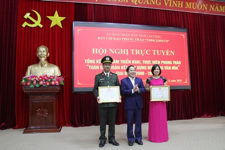 Đ/c Tống Thanh Hải - Phó Chủ tịch Thường trực UBND tỉnh trao Bằng khen cho đại diện tập thể đạt thành tích xuất sắc  trong phong trào
