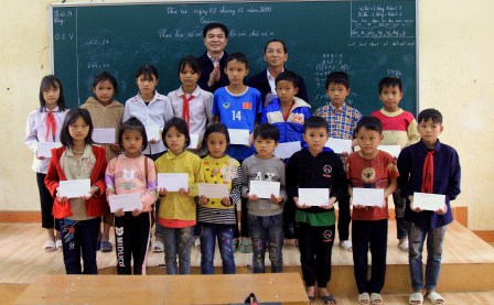 Đồng chí Nguyễn Hữu Toàn - Phó Chủ nhiệm Ủy ban Tài chính - Ngân sách của Quốc hội và đại diện HĐND huyện Sìn Hồ trao học bổng cho học sinh trường Tiểu học Nậm Cha.