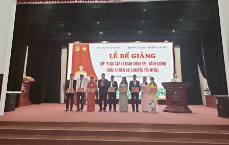 Đồng chí Nguyễn Tiến Tăng, Hiệu trưởng Trường Chính trị tỉnh trao bằng TN cho các học viên.