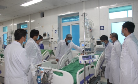 Phó Giáo sư, Tiến sỹ Nguyễn Trường Sơn – Thứ trưởng Bộ Y tế và Đoàn công tác thăm bệnh nhân đang điều trị tại Bệnh viện Đa Khoa tỉnh