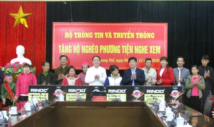 Đồng chí Phạm Anh Tuấn – Thứ trưởng Bộ TT&TT cùng lãnh đạo UBND huyện Phong Thổ trao quà cho các hộ nghèo ở thị trấn Phong Thổ.