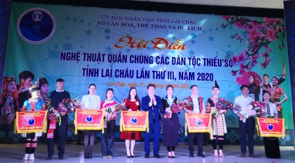 Đồng chí Trần Mạnh Hùng, Phó Giám đốc Sở Văn hóa, Thể thao và Du lịch, Phó Trưởng Ban Tổ chức Hội diễn trao giải nhất cho đại diện đoàn Than Uyên