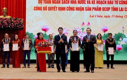 Các đồng chí: Trần Tiến Dũng - Phó Bí thư Tỉnh ủy, Chủ tịch UBND tỉnh; Hà Trọng Hải - Phó Chủ tịch UBND tỉnh trao Chứng nhận sản phẩm OCOP cho các chủ thể.