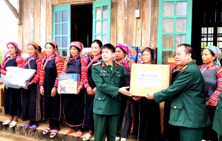 Đại diện lãnh đạo Ban CHQS Quận Long Biên và Ban CHQS huyện Mường Tè tặng quà cho các gia đình có hoàn cảnh khó khăn của xã Bum Tở