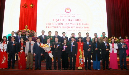 Đồng chí Phạm Hoàng Be – Phó Chủ tịch Trung ương Hội khuyến học Việt Nam tặng hoa chúc mừng Ban Chấp hành khóa mới.