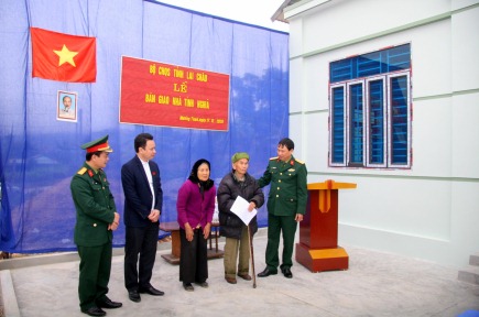Đại diện lãnh đạo Bộ Chỉ huy Quân sự tỉnh, huyện Than Uyên, cấp ủy, chính quyền xã Mường Than trao tặng nhà tình nghĩa cho thương binh Nguyễn Văn Hùy.