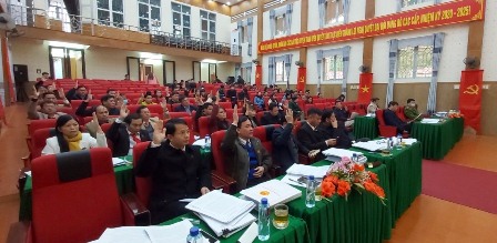Đại biểu HĐND huyện Than Uyên biểu quyết thông qua Nghị quyết kỳ họp.