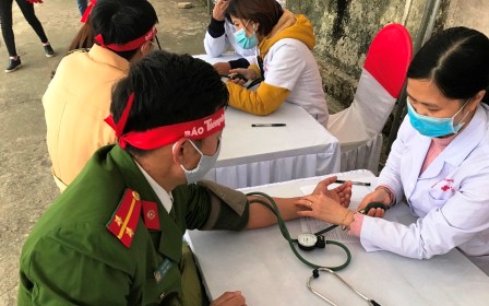 Tình nguyện viên huyện Tân Uyên chuẩn bị thủ tục hiến máu tại chương trình "Chủ nhật đỏ".