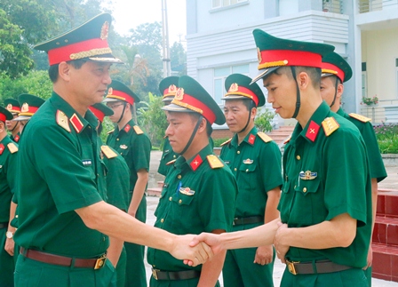 Đồng chí Thiếu tướng Phạm Hồng Chương - Tư lệnh Quân khu thăm hỏi động viên cán bộ, chiến sĩ lực lượng vũ trang tỉnh