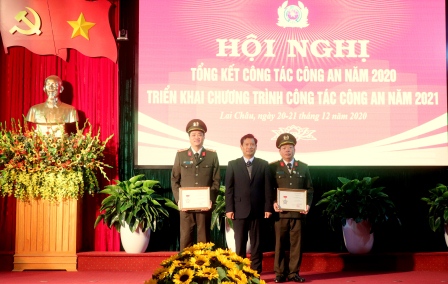 Thừa ủy quyền, đồng chí Chu Lê Chinh - Ủy viên Ban Thường vụ Tỉnh ủy, Phó Chủ tịch HĐND tỉnh trao Kỷ niệm chương vì sự nghiệp biên giới, lãnh thổ quốc gia cho 2 cá nhân.