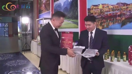 Ông Đỗ Quốc Hương, Lãnh sự thương vụ, Tổng Lãnh sự quán Việt Nam tại Côn Minh (bên phải) giới thiệu sản phẩm hạt mắc ca của tỉnh Lai Châu  tại Hội chợ Trung Quốc - Nam Á năm 2020.