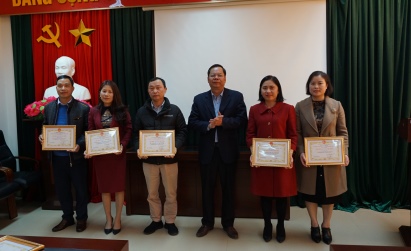 Đồng chí Dương Đình Đức - Giám đốc Sở KH&CN trao danh hiệu “Tập thể lao động tiên tiến” cho các tập thể.