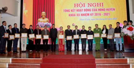 Đồng chí Lê Thị Kim Ngân - Phó Bí thư Thường trực Huyện ủy, Chủ tịch HĐND huyện trao giấy khen cho các cá nhân có thành tích xuất sắc.