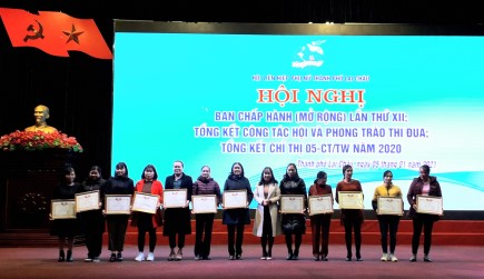 Đ/c Nguyễn Lệ Thủy  - Chủ tịch Hội LHPN thành phố tặng giấy khen cho 17 tập thể và 29 cá nhân đạt thành tích xuất sắc trong công tác Hội và phong trào phụ nữ năm 2020.