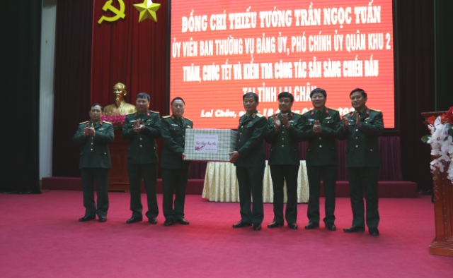 Thiếu tướng Trần Ngọc Tuấn cùng đoàn công tác tặng quà tết của Bộ Tư lệnh Quân khu cho cán bộ, chiến sĩ Bộ CHQS tỉnh