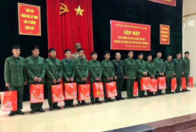 Lãnh đạo Bộ Chỉ huy Bộ đội Biên phòng tỉnh tặng quà các chiến sỹ xuất ngũ