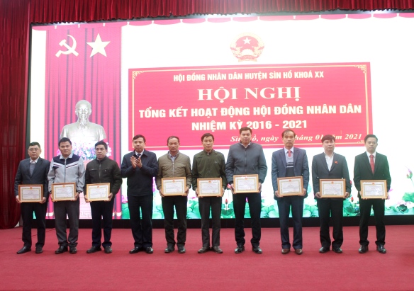 Đ/c Hoàng Thọ Trung - Bí thư Huyện ủy trao giấy khen cho các, cá nhân Có nhiều thành tích xuất sắc trong hoạt động của HĐND huyện khóa XX