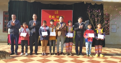 Đ/c Lê Chí Công – Phó Trưởng Ban Tuyên giáo Tỉnh ủy cùng đại diện lãnh đạo Đảng ủy xã, Ban Giám hiệu Trường THCS Sùng Phài trao học bổng cho các em học sinh nghèo vượt khó