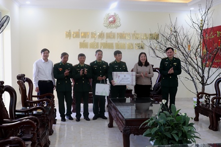 Đ.c  Nguyễn Thị Thiện - Chủ tịch LĐLĐ tỉnh trao quà Tết cho cán bộ, chiến sỹ tại Đồn Biên phòng Vàng Ma Chải