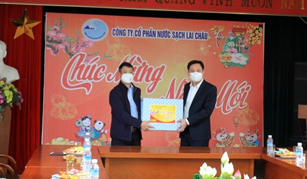 Đồng chí Lò Văn Cương - Ủy viên BTV, Trưởng ban Dân vận Tỉnh ủy trao tặng quà tết tại Công ty cổ phần  nước sạch Lai Châu