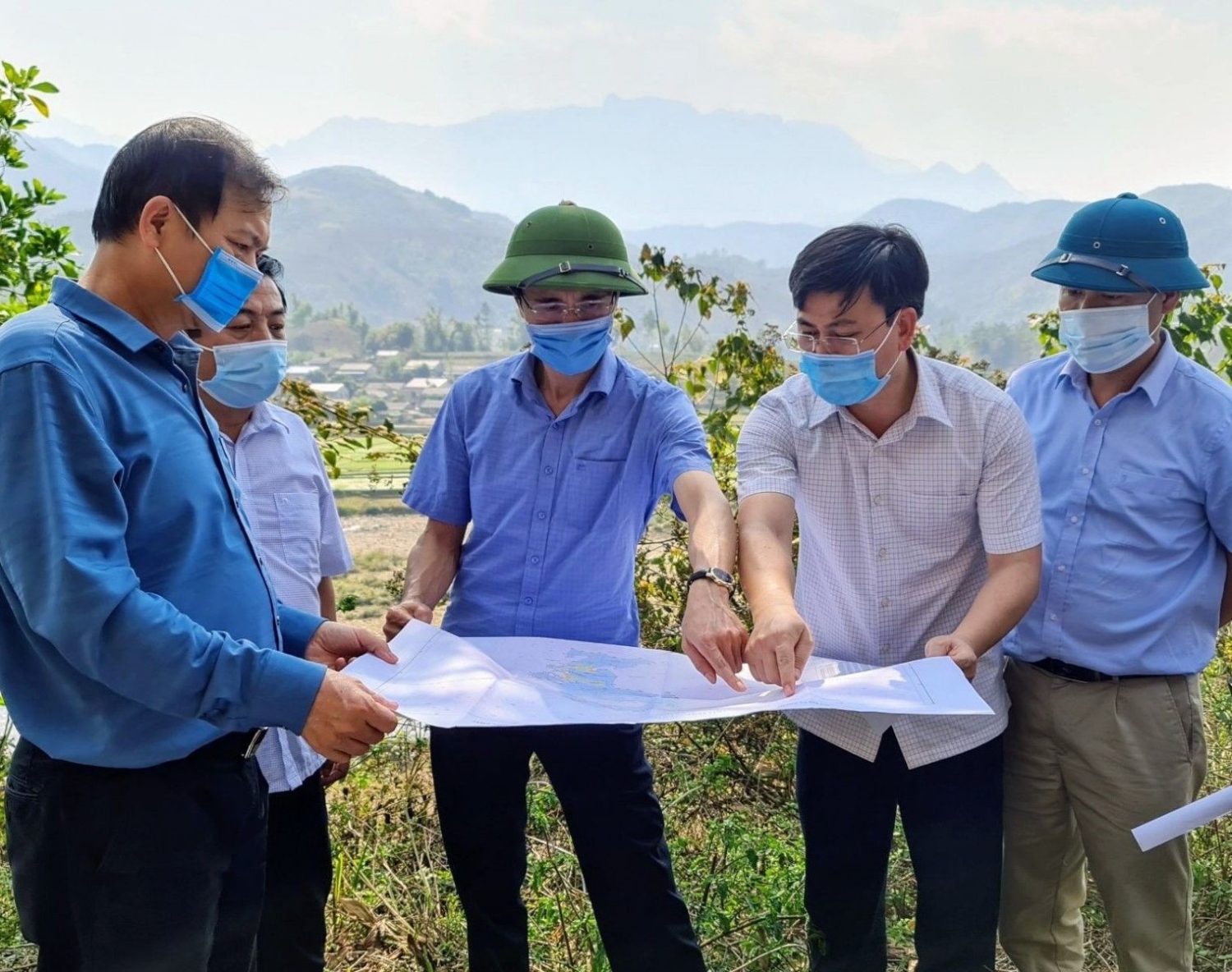 Đồng chí Hà Trọng Hải, Phó Chủ tịch UBND tỉnh và Đoàn công tác khảo sát chiến lược phát triển nông nghiệp tại huyện Tam Đường