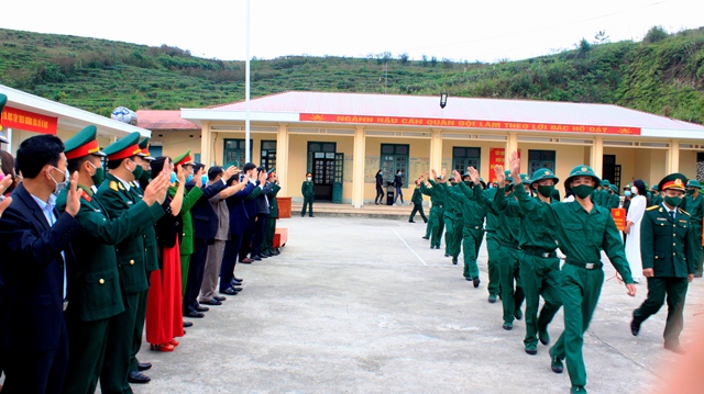 Các đồng chí lãnh đạo tỉnh, huyện Tân Uyên tiễn tân binh huyện lên đường nhập ngũ