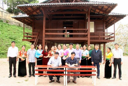 Lãnh đạo Sở Khoa học và Công nghệ tỉnh ký bàn giao mô hình nhà sàn bằng tre ép khối cho huyện Than Uyên