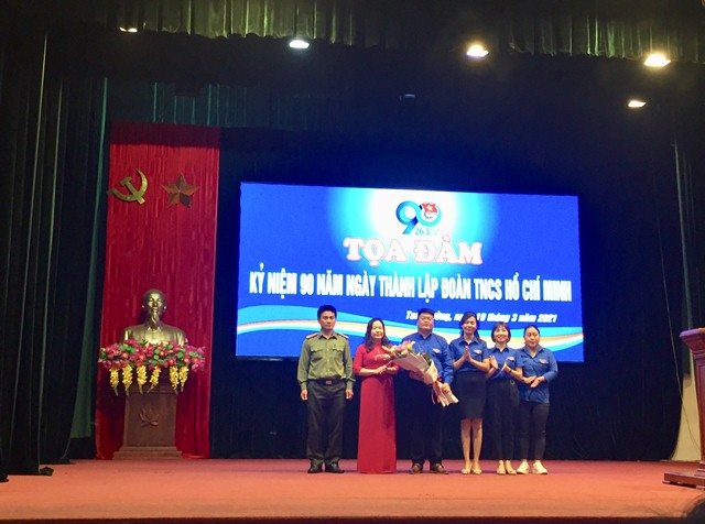 Đồng chí Tẩn Thị Quế - TUV, Bí thư Huyện ủy tặng hoa chúc mừng BTV Huyện đoàn