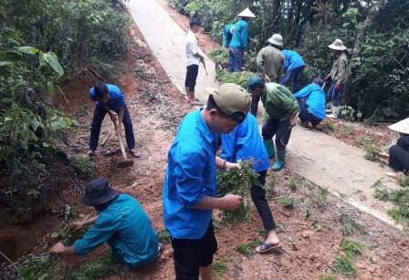 Tuổi trẻ huyện Tam Đường tình nguyện giúp dân vệ sinh đường bản