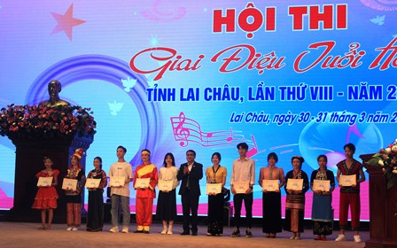 Đồng chí Lưu Hồng Phương - Phó Giám đốc Sở Giáo dục - Đào tạo, Trưởng Ban Tổ chức Hội thi trao giải nhất cho các tập thể tại Hội thi