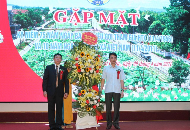 Đồng chí Hà Trọng Hải - TUV, Phó Chủ tịch UBND tỉnh tặng hoa chúc mừng Liên minh HTX tỉnh
