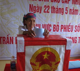 Cử tri Chang Thị Pạn, 80 tuổi, Thị trấn Phong Thổ thực hiện quyền công dân của mình, trực tiếp bỏ phiếu bầu Đại biểu Quốc hội khóa XIV và đại biểu HĐND các cấp nhiệm kỳ 2016-2021