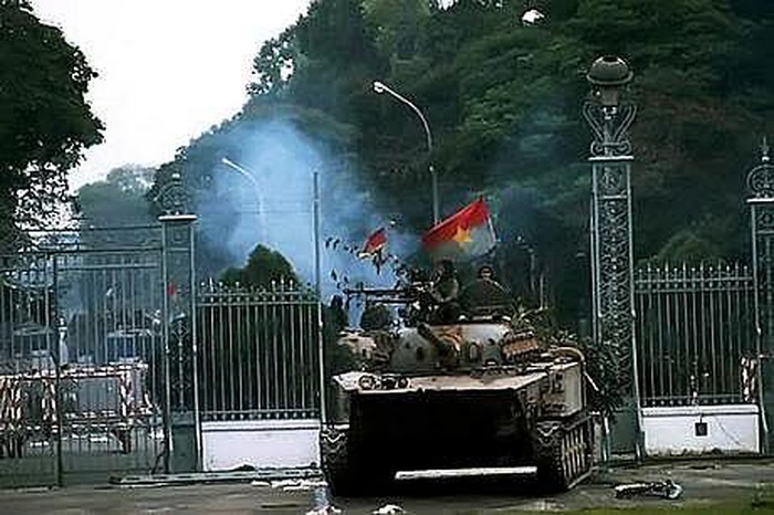 10 giờ 45 phút ngày 30/4, xe tăng ta húc đổ cánh cổng Dinh Độc lập, bắt sống toàn bộ Ngụy quyền Sài Gòn
