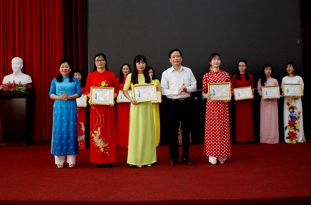 Đồng chí Lê Đức Dục - UVBTV, Trưởng Ban Tuyên giáo Tỉnh ủy và lãnh đạo Hội LHPN tỉnh trao giải thưởng cho các thí sinh đạt giải trong Cuộc thi