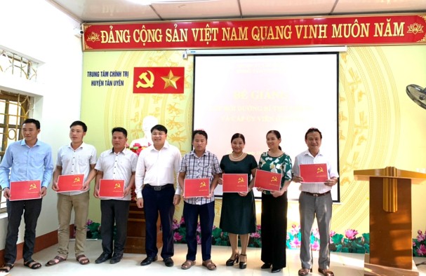 Đ/c Nguyễn Hữu Trung, Ủy viên Ban Thường vụ Huyện ủy, Trưởng ban Tuyên giáo Huyện ủy, Giám đốc TTCT trao giấy chứng nhận loại giỏi cho các học viên.