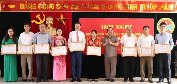 Đồng chí Mùa A Trừ, Chủ tịch HND tỉnh trao Bằng khen cho các tập thể có thành tích xuất sắc trong học tập làm theo tư tưởng, đạo đức, phong cách Hồ Chí Minh giai đoạn 2019 - 2020