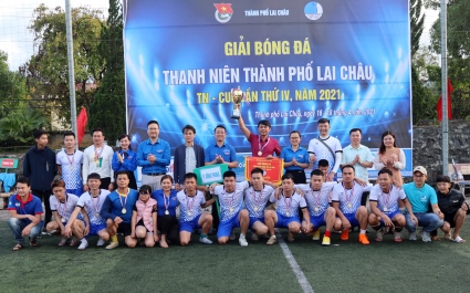 Ban tổ chức trao cúp vô địch nội dung bóng đá nam cho đội Đoàn Phường Đông Phong