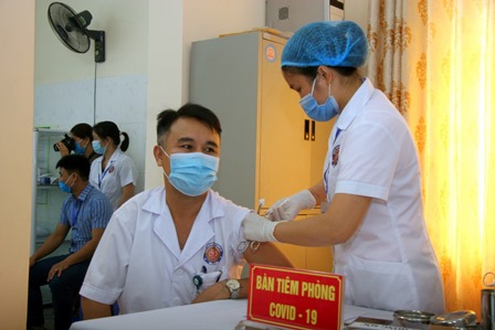 Lực lượng y tế tiêm vắc xin phòng Covid-19 tại Trung tâm Kiểm soát bệnh tật tỉnh