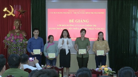 Đồng chí  Nguyễn Thị Hải Yến – UVBTV, Trưởng Ban Tuyên giáo Thành ủy, Giám đốc Trung Tâm Chính trị trao Giấy khen cho các học viên xuất sắc