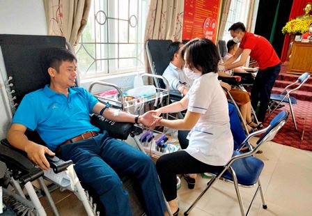 Tình nguyện viên hiến máu tại Lễ phát động
