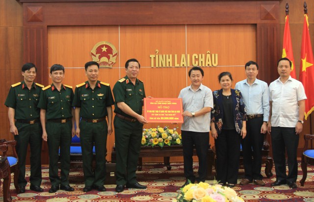 Trung tướng Trần Hồng Minh - UVTW Đảng, Chủ nhiệm Tổng cục Công nghiệp quốc phòng trao tặng Nhà đại đoàn kết cho Ủy ban MTTQ Việt Nam tỉnh