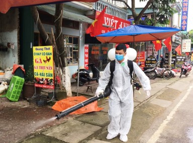 Lực lượng y tế phun thuốc khử khuẩn khu vực Nhà nghỉ Thành Đạt, thị trấn Tân Uyên