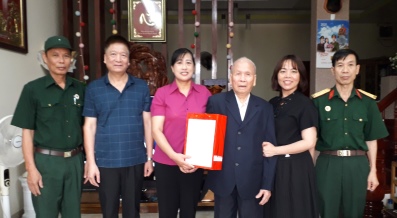 Đoàn đến thăm và tặng quà gia đình Cựu chiến binh Trần Văn Ngẫu, phường Đông Phong, thành phố Lai Châu